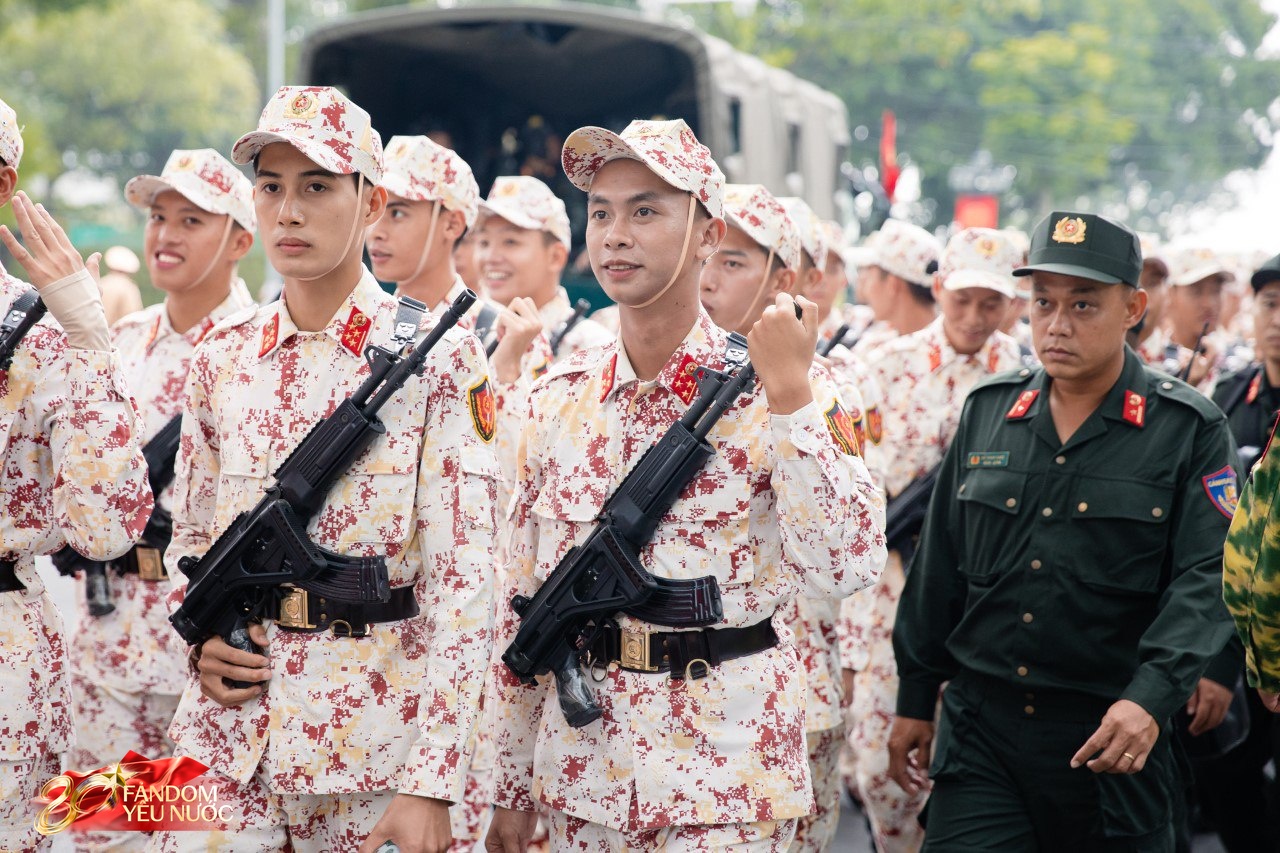 Hành động lãng mạn với bạn gái của sĩ quan khối An ninh mạng và phòng, chống tội phạm sử dụng công nghệ cao- Ảnh 2.