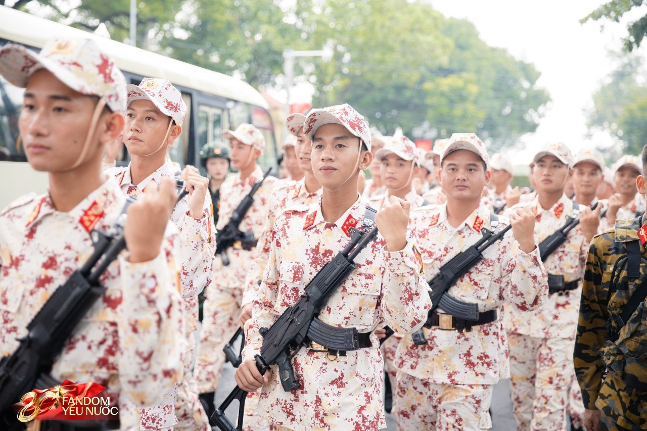 Hành động lãng mạn với bạn gái của sĩ quan khối An ninh mạng và phòng, chống tội phạm sử dụng công nghệ cao- Ảnh 1.