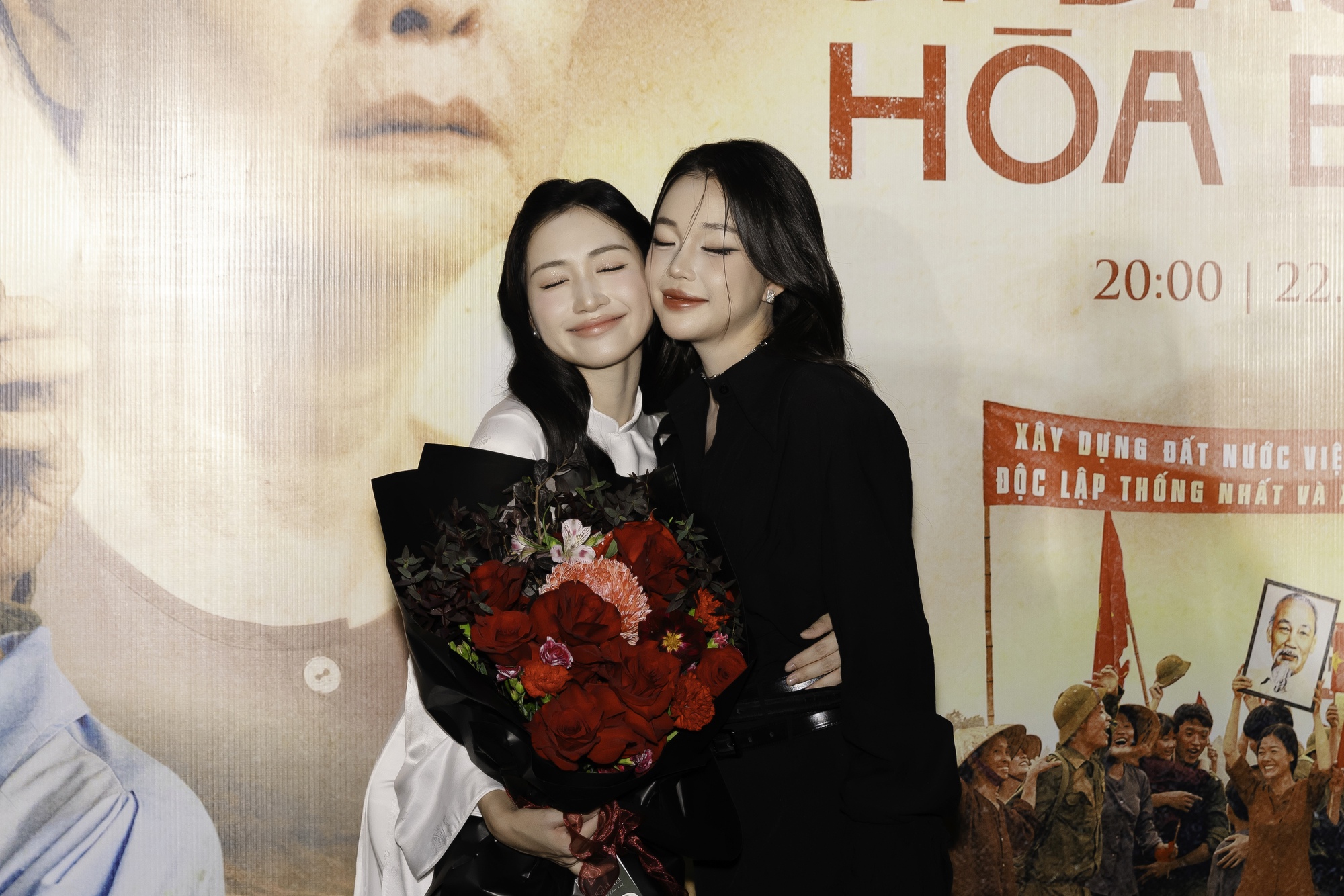 Chi Pu, Tiểu Vy, MONO... chia sẻ mất mát với Hòa Minzy giữa sự kiện, nữ ca sĩ bật khóc trong vòng tay gia đình Hoa Dâm Bụt- Ảnh 27. Chi Pu, Tiểu Vy, MONO... chia sẻ mất mát với Hòa Minzy giữa sự kiện, nữ ca sĩ bật khóc trong vòng tay gia đình Hoa Dâm Bụt- Ảnh 27.