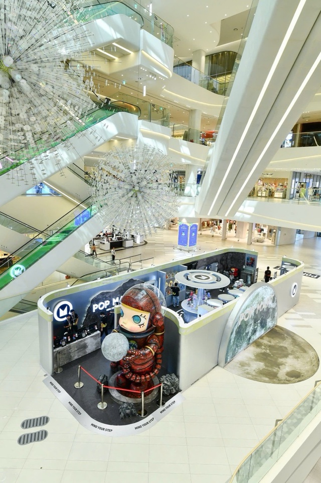 Sự kiện triển lãm “MEGA SPACE MOLLY: Hello, Moon” – Lạc trôi vào vũ trụ kỳ ảo giữa lòng Hà Nội!- Ảnh 1.