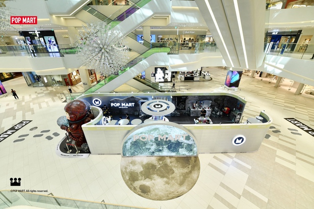 Sự kiện triển lãm “MEGA SPACE MOLLY: Hello, Moon” – Lạc trôi vào vũ trụ kỳ ảo giữa lòng Hà Nội!- Ảnh 2.