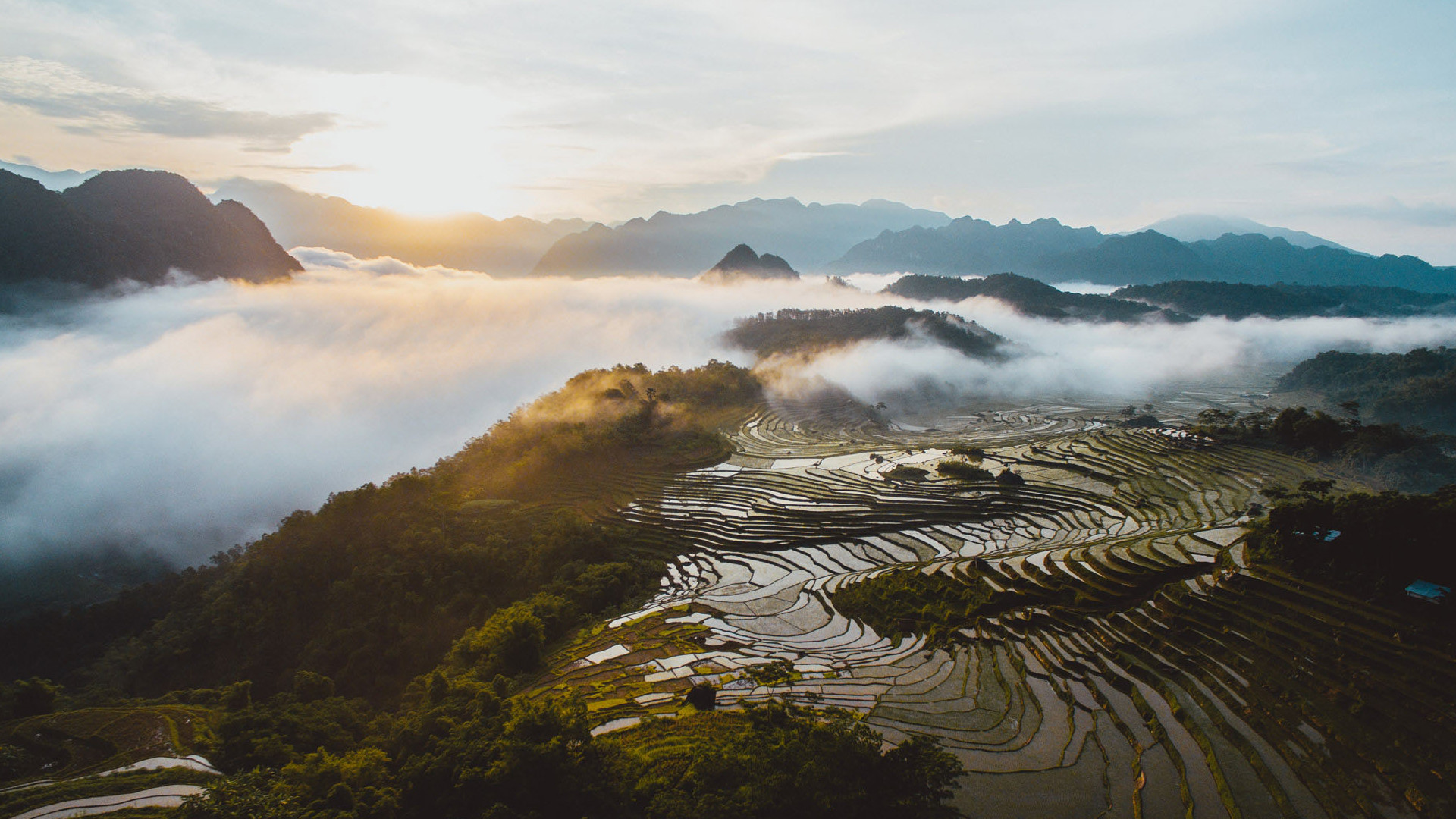 Không phải Sa Pa hay Mù Cang Chải, khung ảnh ruộng bậc thang đẹp như tranh này đang cực hot: Cung đường chữ S rực rỡ cờ đỏ sao vàng, thỏa mãn cả khách đi chill lẫn trekking khám phá- Ảnh 8.