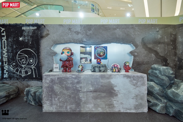 Sự kiện triển lãm “MEGA SPACE MOLLY: Hello, Moon” – Lạc trôi vào vũ trụ kỳ ảo giữa lòng Hà Nội!- Ảnh 3.