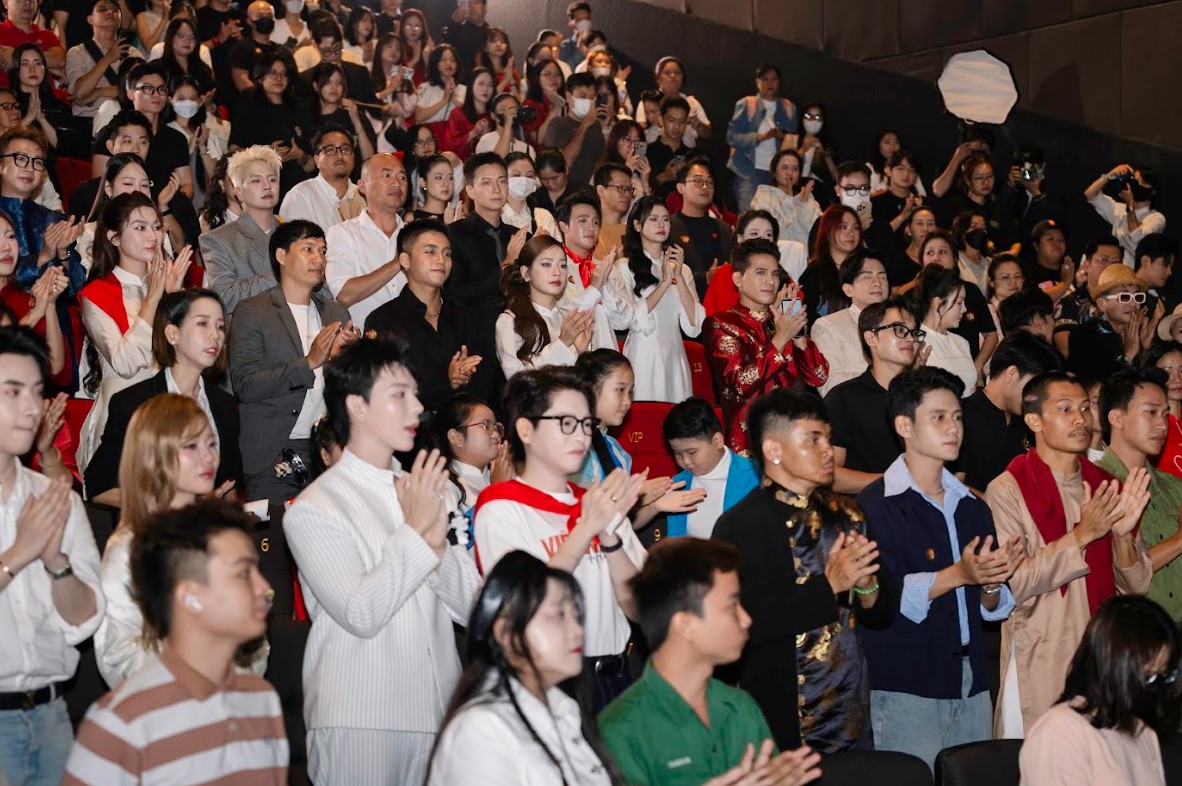 Chi Pu, Tiểu Vy, MONO... chia sẻ mất mát với Hòa Minzy giữa sự kiện, nữ ca sĩ bật khóc trong vòng tay gia đình Hoa Dâm Bụt- Ảnh 5. Chi Pu, Tiểu Vy, MONO... chia sẻ mất mát với Hòa Minzy giữa sự kiện, nữ ca sĩ bật khóc trong vòng tay gia đình Hoa Dâm Bụt- Ảnh 5.