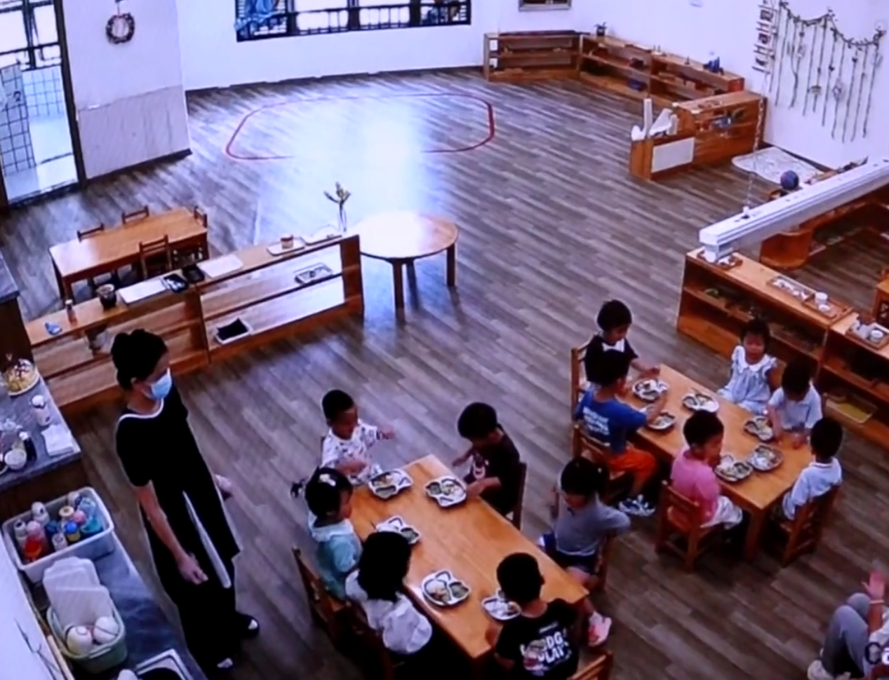 Một bé gái bị bỏ quên trong giờ ăn trưa ở trường mầm non- Ảnh 1.