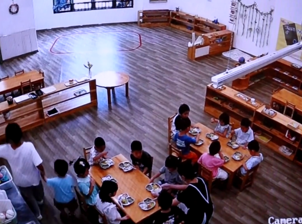 Một bé gái bị bỏ quên trong giờ ăn trưa ở trường mầm non- Ảnh 3.