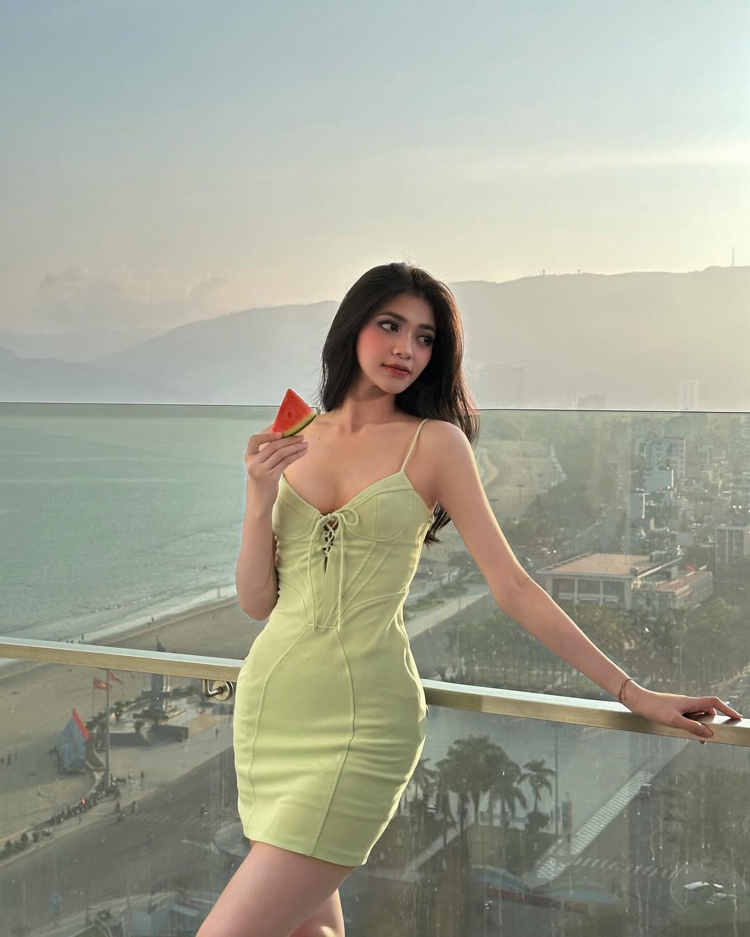 1 Á hậu tái hiện bộ váy táo bạo của Hoa hậu Thanh Thuỷ, nhan sắc có đủ 