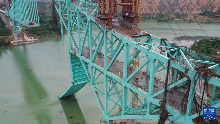 Rùng mình cảnh tượng cây cầu lớn đổ sập tại Trung Quốc vào rạng sáng, vẫn còn chục người mất tích- Ảnh 1.