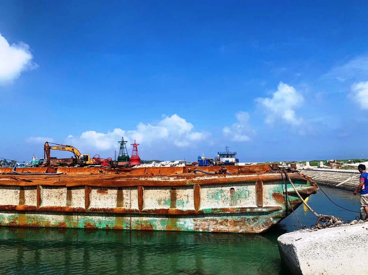 Thông tin mới về vụ lật sà lan khiến 9 người chết, mất tích- Ảnh 2. Thông tin mới về vụ lật sà lan khiến 9 người chết, mất tích- Ảnh 2.