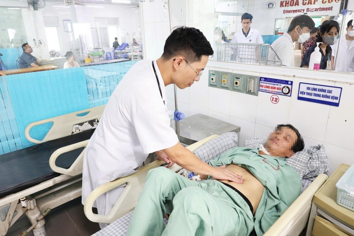 Uống nửa lít rượu mỗi ngày suốt 5 năm, người đàn ông bị viêm tụy cấp- Ảnh 1.