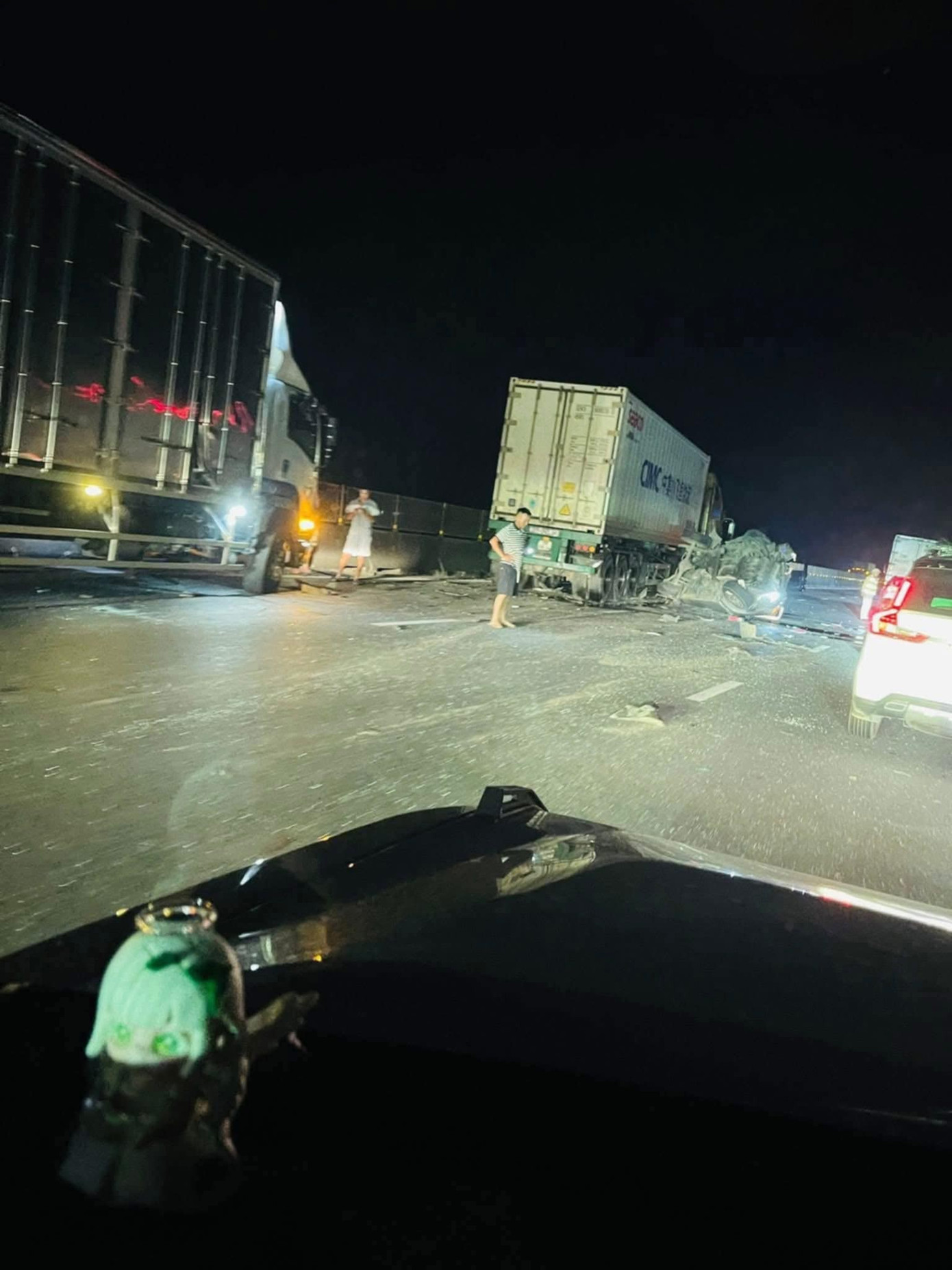 Tai nạn liên hoàn 5 xe trên cao tốc Pháp Vân - Nghi Sơn- Ảnh 1. Tai nạn liên hoàn 5 xe trên cao tốc Pháp Vân - Nghi Sơn- Ảnh 1.