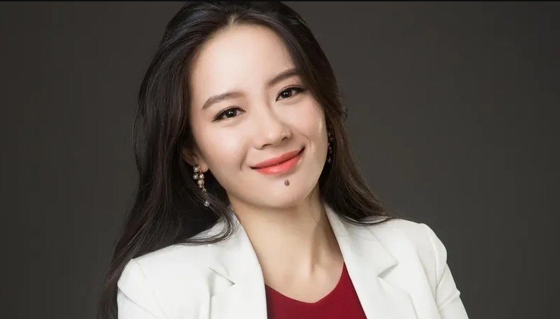 Chân dung người phụ nữ quyền lực nhất giới tiền số: Mồ côi cha năm 9 tuổi, đi bán nước ngọt ở siêu thị đến ‘tỷ phú crypto’- Ảnh 1.
