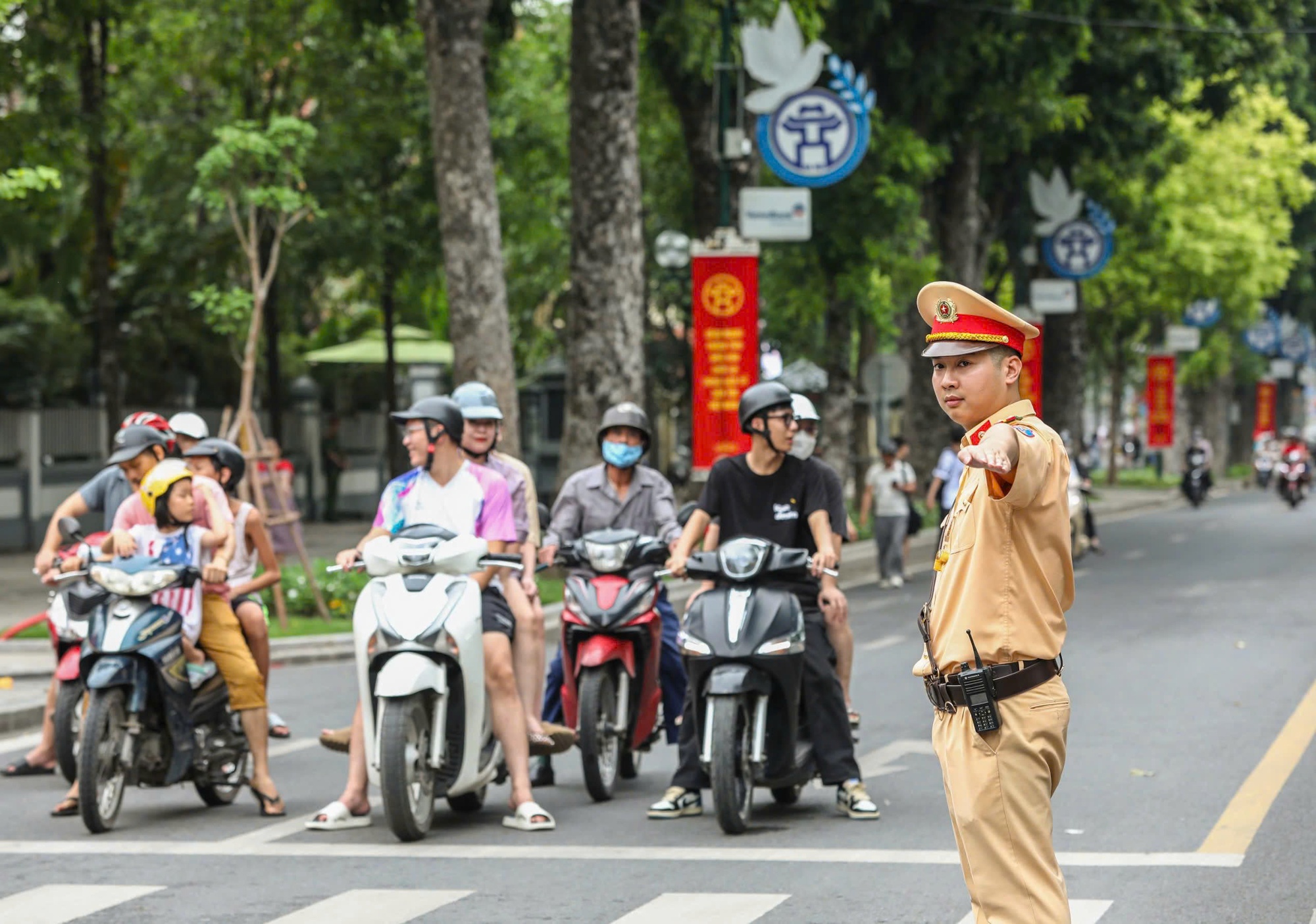 Công an Hà Nội thông báo khẩn tới tất cả các phương tiện giao thông từ 12h30 ngày mai- Ảnh 1.
