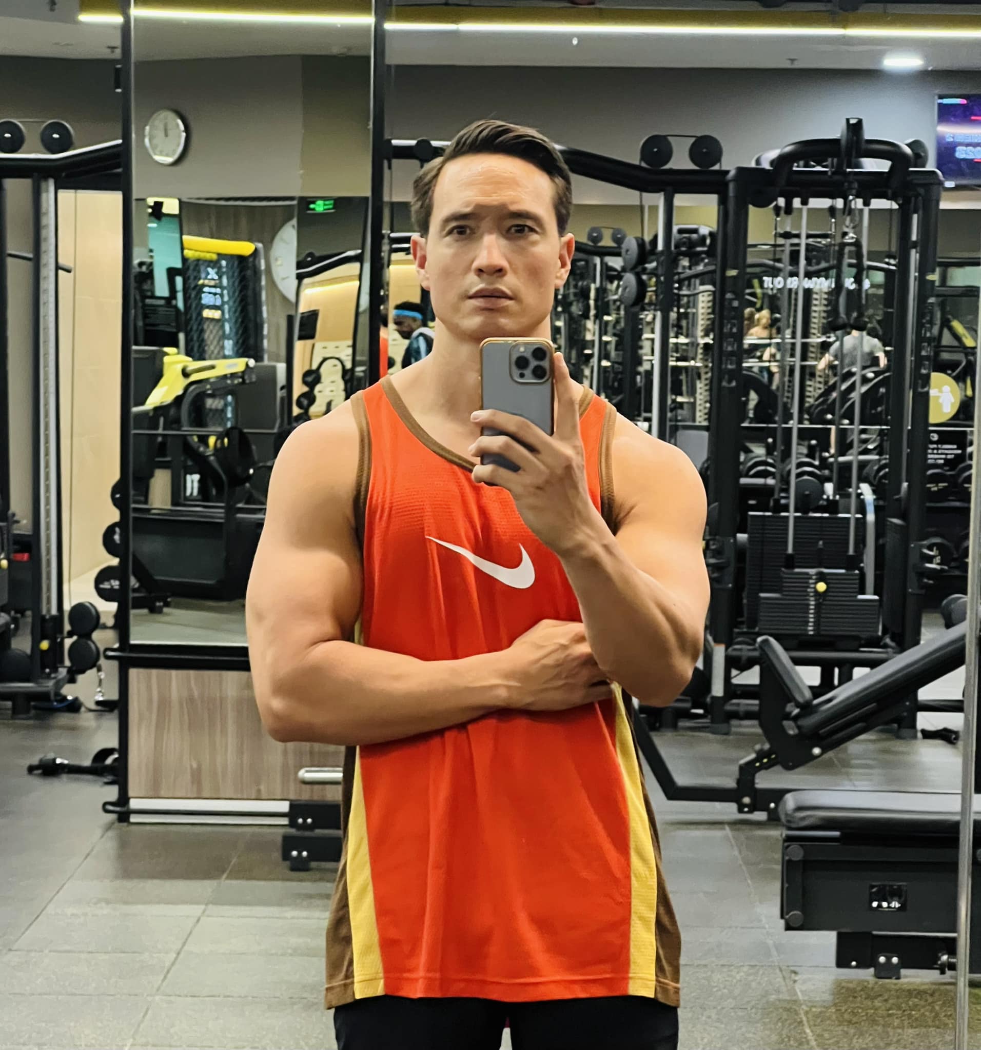 Ông xã Hồ Ngọc Hà để lộ body 6 múi cuồn cuộn trên sân pickleball khiến dân tình xuýt xoa- Ảnh 3.