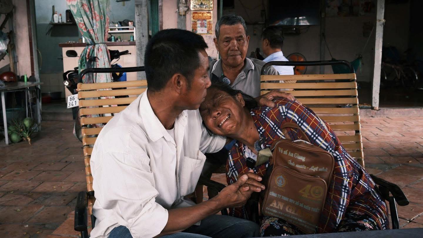 Dàn YouTuber, TikToker tràn xuống nhà chú Ba Minh (Đồng Tháp) sau câu chuyện tình lấy nước mắt- Ảnh 1.