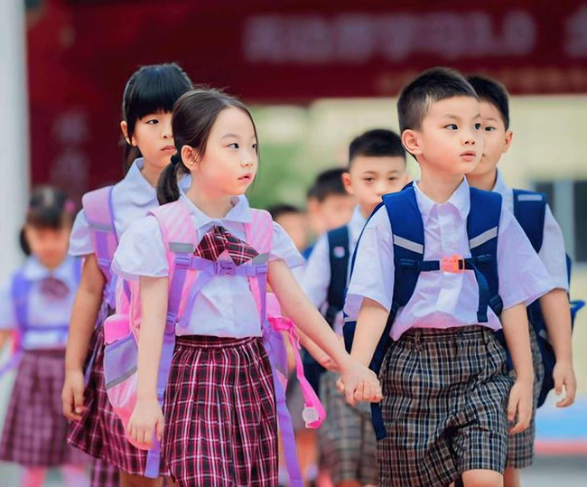 1 vấn đề nan giải ĐẦU NĂM HỌC khiến phụ huynh vò đầu bứt tai: Tiền thì chấp nhận tốn, nhưng an toàn của con thì sao?- Ảnh 1. 1 vấn đề nan giải ĐẦU NĂM HỌC khiến phụ huynh vò đầu bứt tai: Tiền thì chấp nhận tốn, nhưng an toàn của con thì sao?- Ảnh 1.