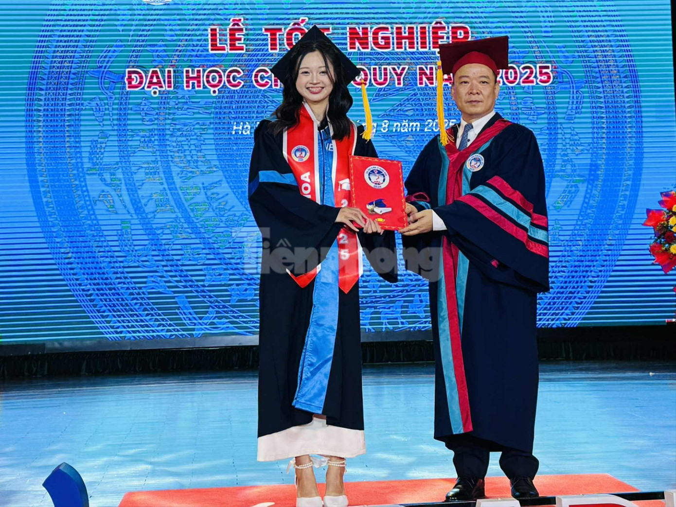 Gần 90% sinh vi&ecirc;n Trường Đại học Kinh tế Quốc d&acirc;n tốt nghiệp loại giỏi, xuất sắc- Ảnh 1.