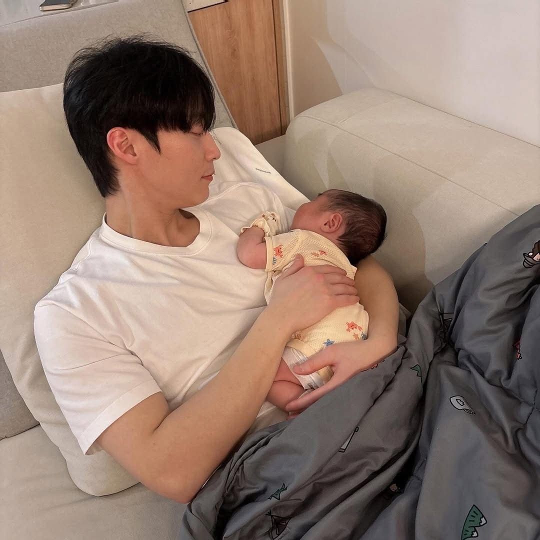 Bảng chi tiêu viết tay của ông bố 21 tuổi khiến nhiều người “mắt tròn mắt dẹt”- Ảnh 2.