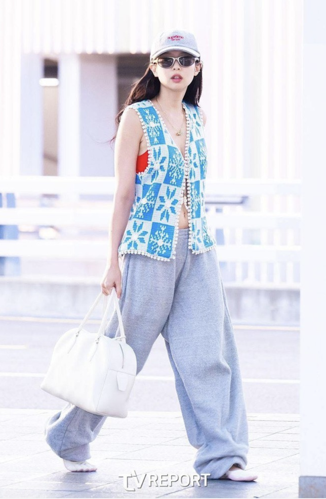 Jennie đang tích cực đẩy trend cho kiểu giày lạ- Ảnh 11.