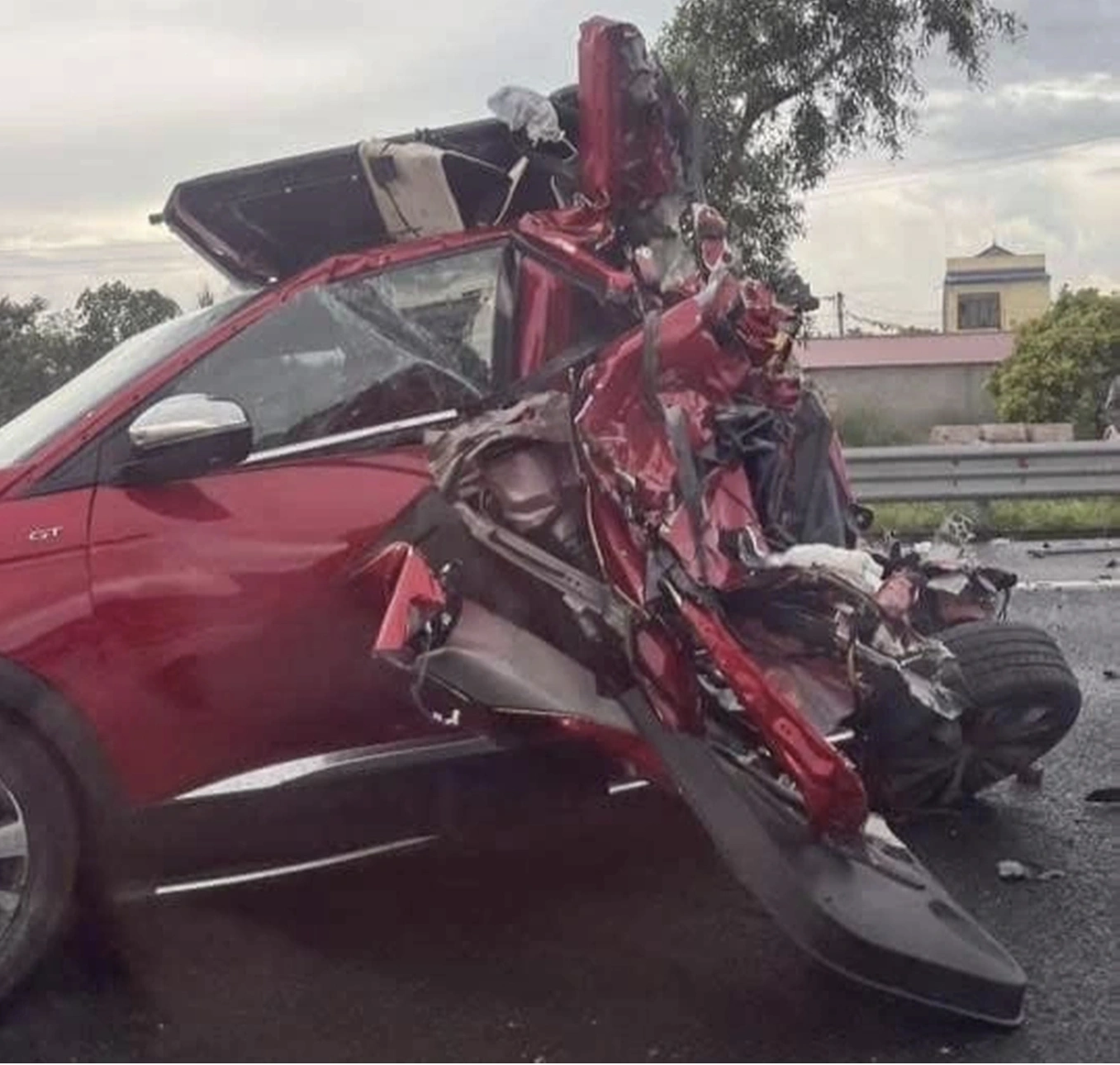 Hiện trường kinh hoàng vụ tai nạn trên cao tốc Hà Nội - Hải Phòng: Xe con bị vò nát, mảnh vỡ la liệt trên đường- Ảnh 3. Hiện trường kinh hoàng vụ tai nạn trên cao tốc Hà Nội - Hải Phòng: Xe con bị vò nát, mảnh vỡ la liệt trên đường- Ảnh 3.