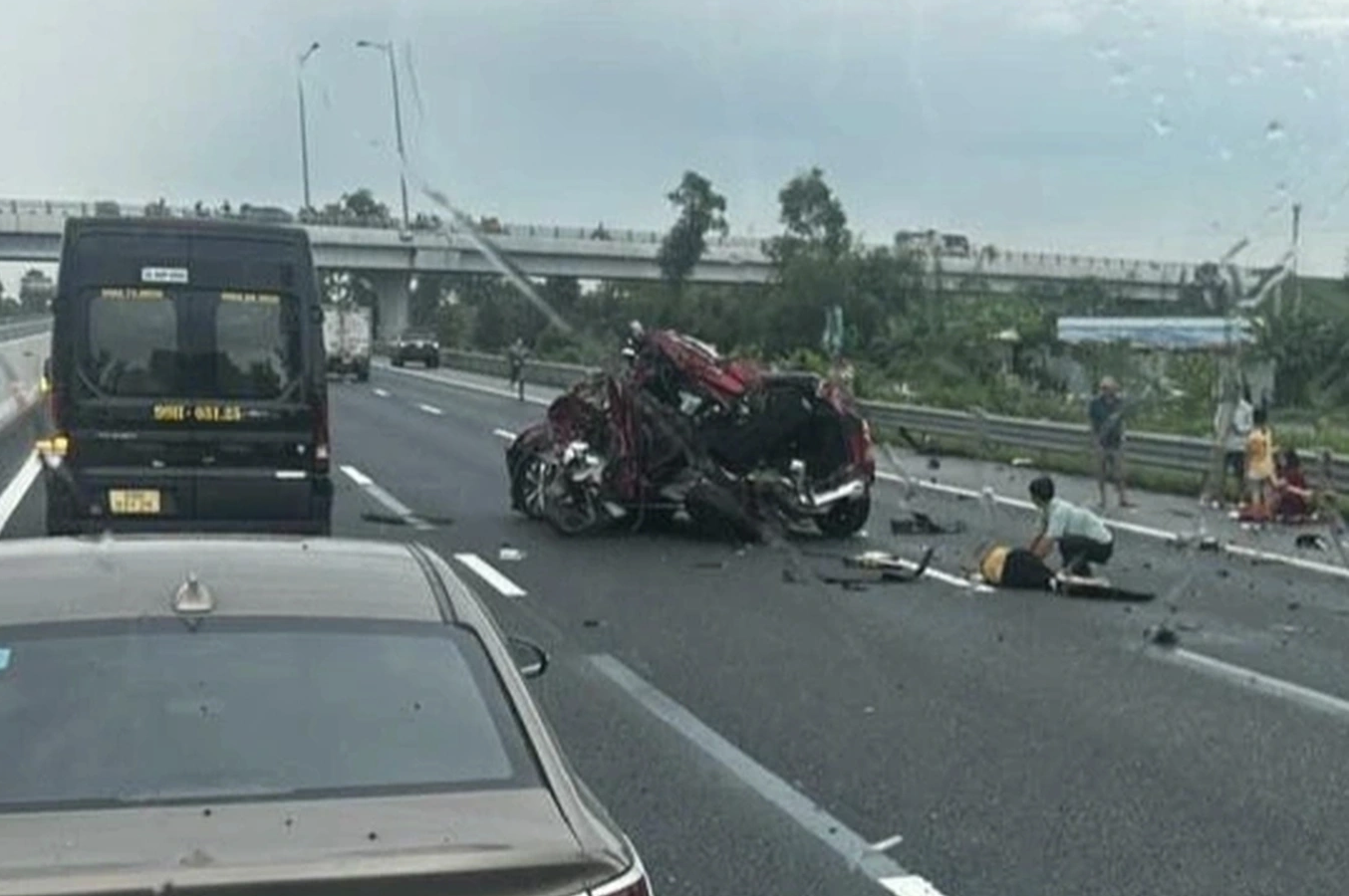 Hiện trường kinh hoàng vụ tai nạn trên cao tốc Hà Nội - Hải Phòng: Xe con bị vò nát, mảnh vỡ la liệt trên đường- Ảnh 1. Hiện trường kinh hoàng vụ tai nạn trên cao tốc Hà Nội - Hải Phòng: Xe con bị vò nát, mảnh vỡ la liệt trên đường- Ảnh 1.