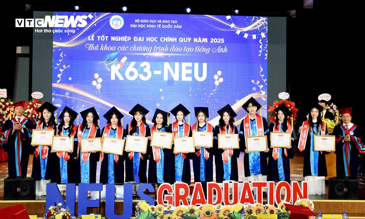 Đại học Kinh tế Quốc dân trao bằng tốt nghiệp cho hơn 4.600 tân cử nhân- Ảnh 2.