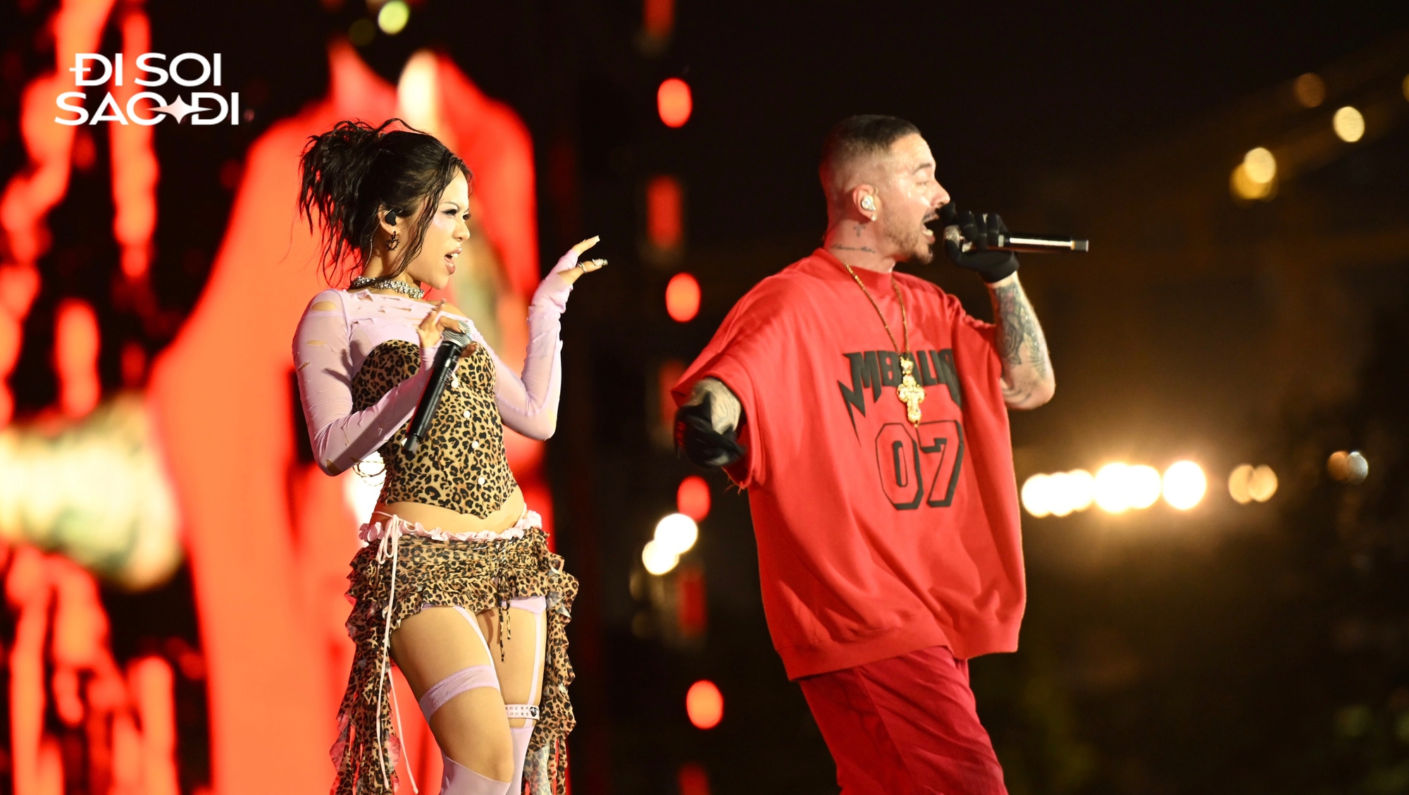 tlinh có sân khấu collab siêu sao Grammy xuất sắc, khoảnh khắc giương cao ngọn cờ khiến 50.000 khán giả nổi da gà- Ảnh 7.
