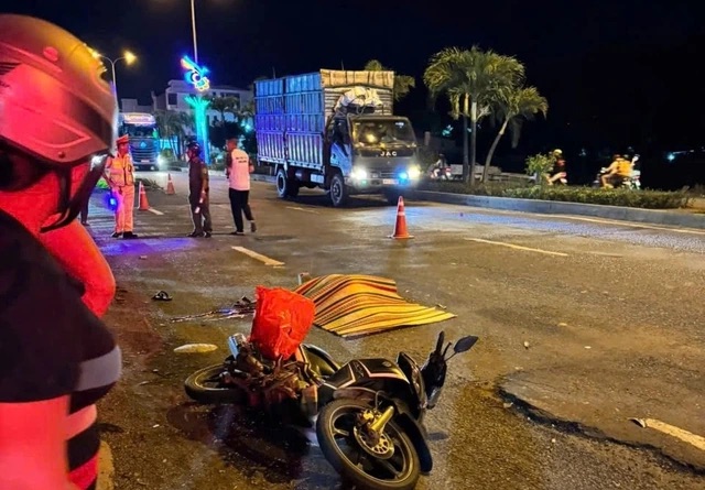 Xe chở công nhân rời khỏi hiện trường sau vụ tai nạn khiến 1 phụ nữ tử vong- Ảnh 1.