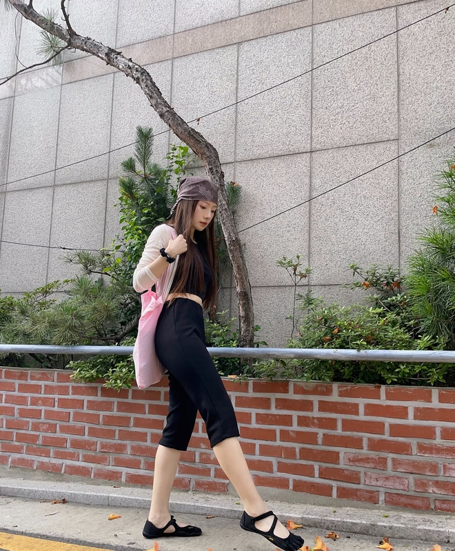 Jennie đang tích cực đẩy trend cho kiểu giày lạ- Ảnh 15.