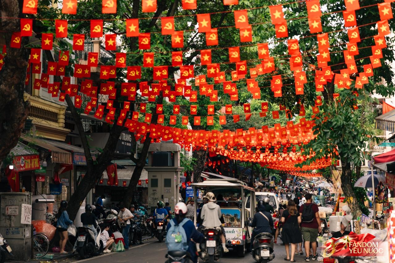 Hà Nội, những ngày đi dưới bóng cờ!- Ảnh 1.