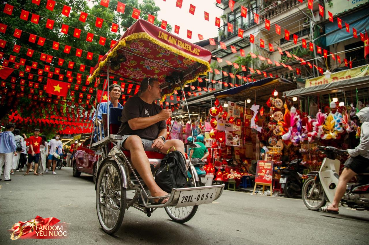 Hà Nội, những ngày đi dưới bóng cờ!- Ảnh 35.