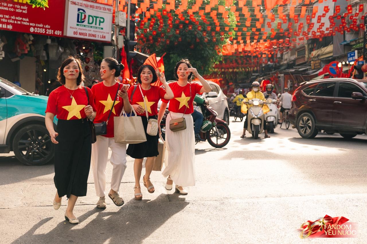 Hà Nội, những ngày đi dưới bóng cờ!- Ảnh 15.