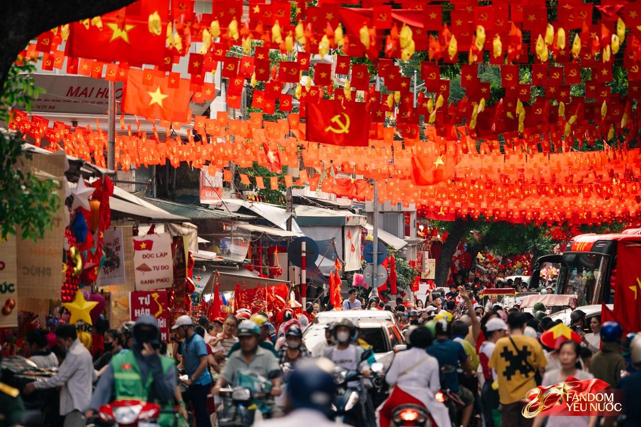 Hà Nội, những ngày đi dưới bóng cờ!- Ảnh 2.
