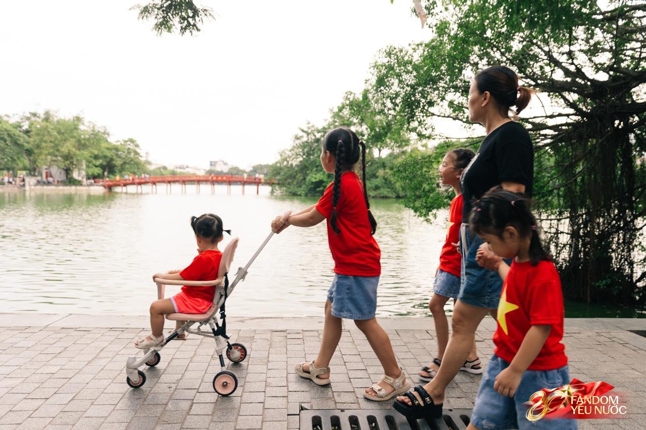 Hà Nội, những ngày đi dưới bóng cờ!- Ảnh 18.