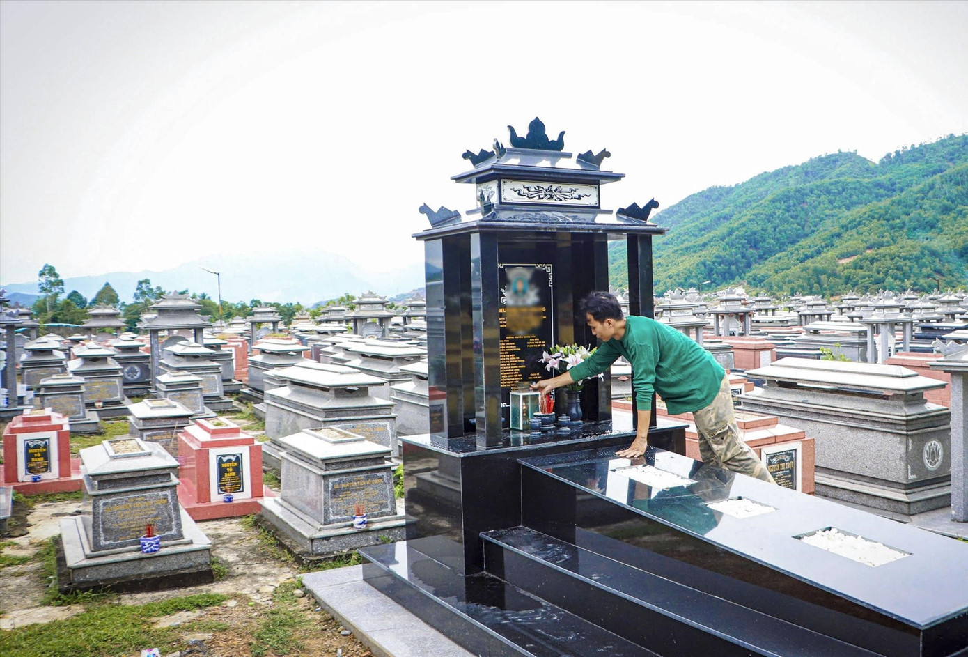 Chàng trai gen Z làm... ôsin cho người đã khuất- Ảnh 1.
