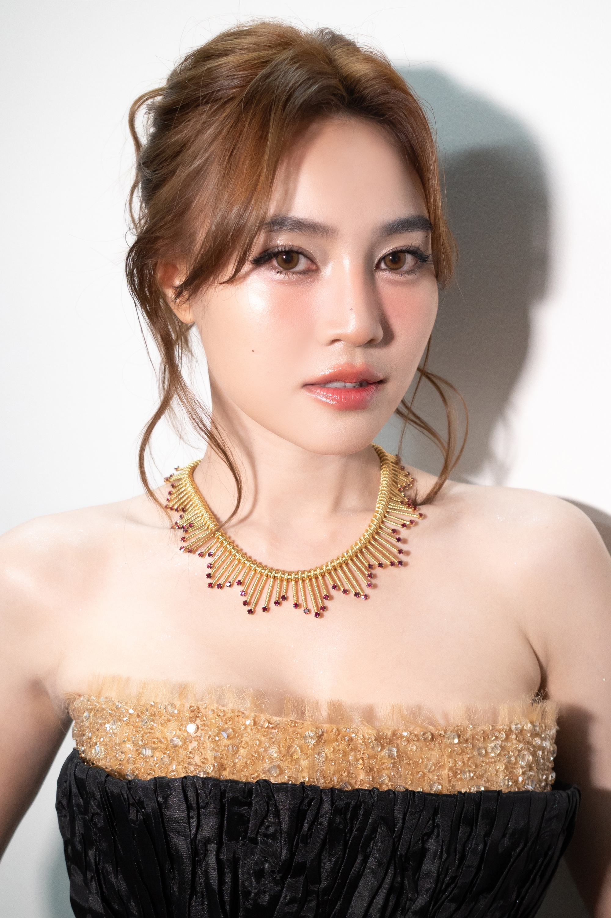 Ninh Dương Lan Ngọc gây sốt tại Thái Lan, visual 