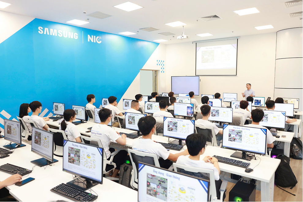 Chủ tịch Samsung Đông Nam Á & Châu Đại Dương khẳng định cam kết nhằm tạo ra AI bền vững và có đạo đức trước thềm BCA 2025- Ảnh 11. Chủ tịch Samsung Đông Nam Á & Châu Đại Dương khẳng định cam kết nhằm tạo ra AI bền vững và có đạo đức trước thềm BCA 2025- Ảnh 11.