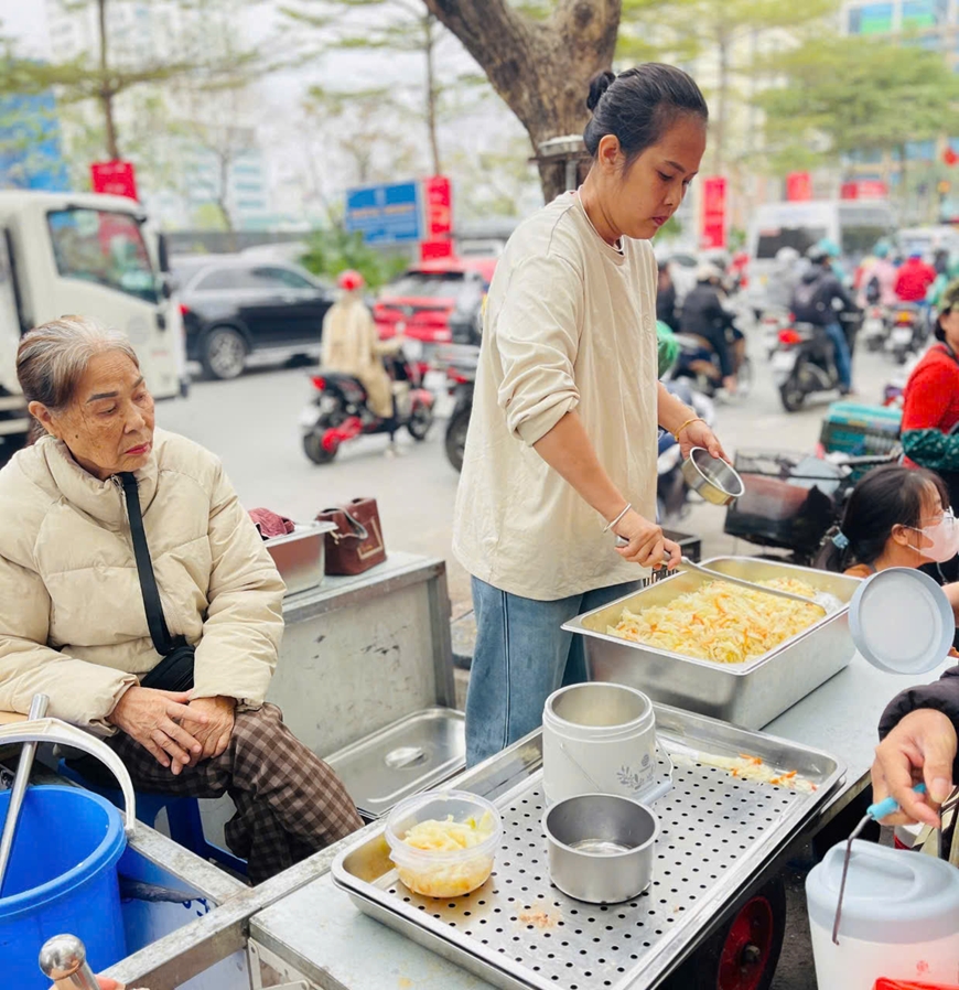 Người hướng nội đi làm từ thiện: Danh tính vị mạnh thường quân đi dép xanh đỏ hớt hải bỏ chạy sau khi trao quà gây bất ngờ- Ảnh 3. Người hướng nội đi làm từ thiện: Danh tính vị mạnh thường quân đi dép xanh đỏ hớt hải bỏ chạy sau khi trao quà gây bất ngờ- Ảnh 3.