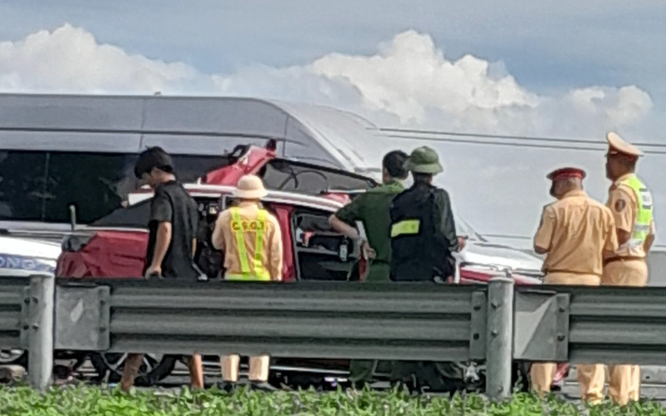Hiện trường kinh hoàng vụ tai nạn trên cao tốc Hà Nội - Hải Phòng: Xe con bị vò nát, mảnh vỡ la liệt trên đường- Ảnh 4. Hiện trường kinh hoàng vụ tai nạn trên cao tốc Hà Nội - Hải Phòng: Xe con bị vò nát, mảnh vỡ la liệt trên đường- Ảnh 4.
