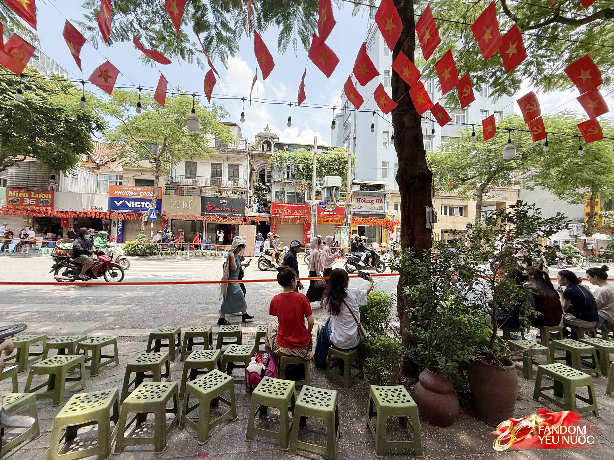 Nhiều hàng quán cho thuê ghế xem diễu binh: 20k-30k/ghế view 