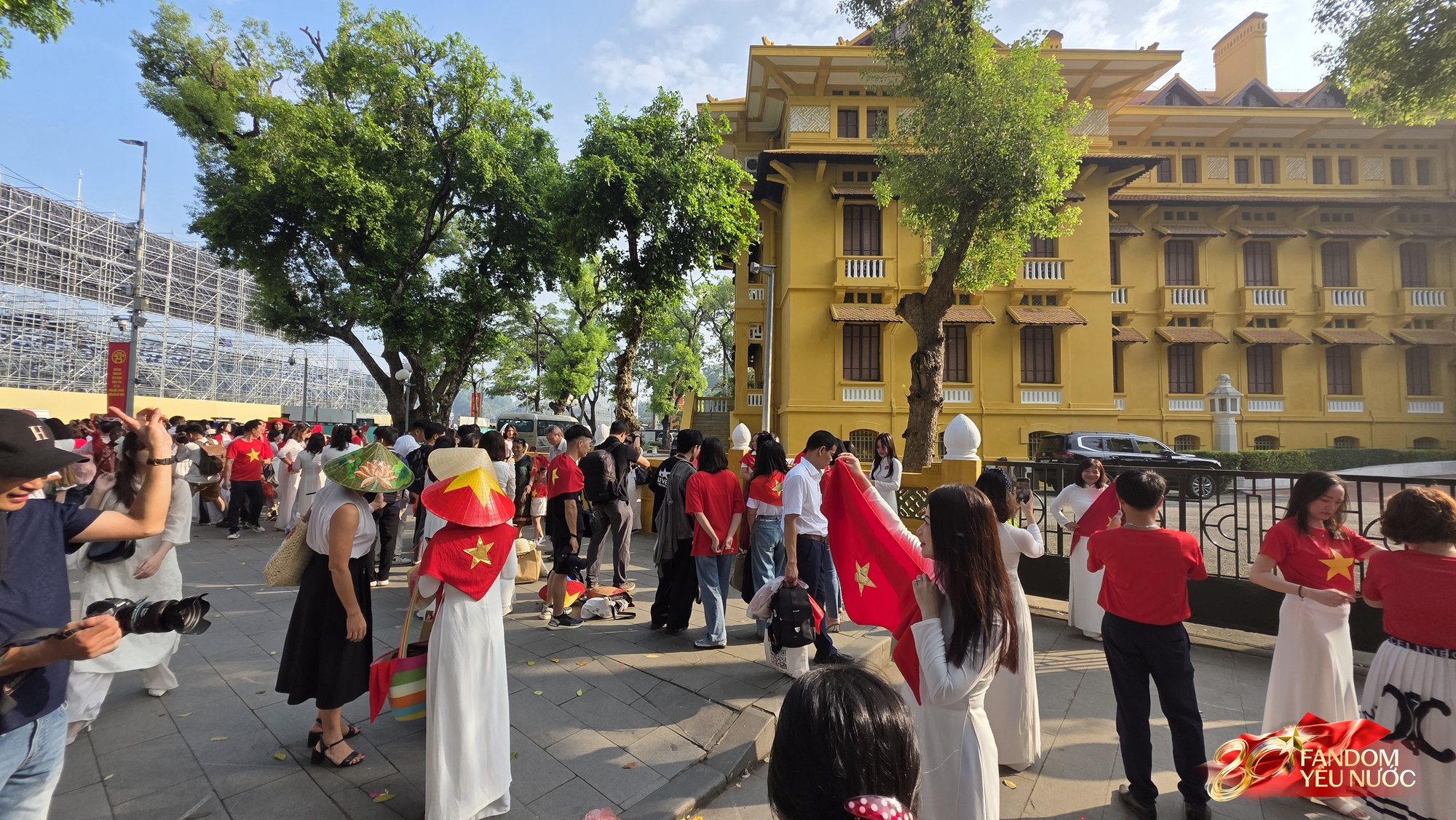 Hà Nội nắng gắt, "khối yêu nước" vẫn kiên trì bám trụ chỗ đẹp chờ xem tổng hợp luyện tối nay- Ảnh 37.