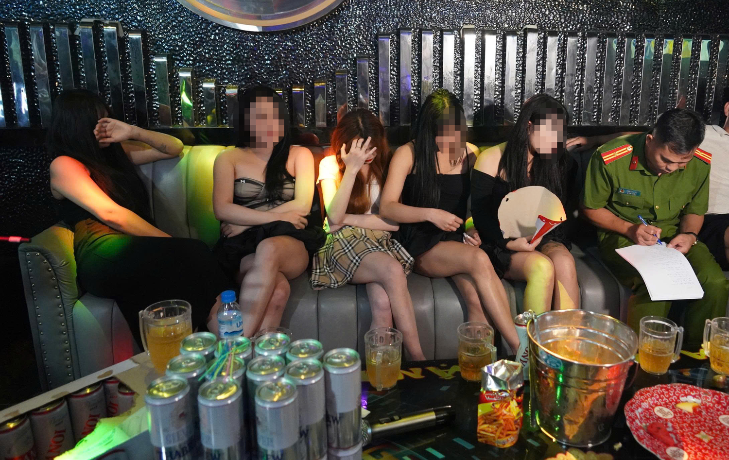 Một quán karaoke ở Thanh Hóa xây "ký túc xá" bao nuôi 38 nữ nhân viên- Ảnh 1.