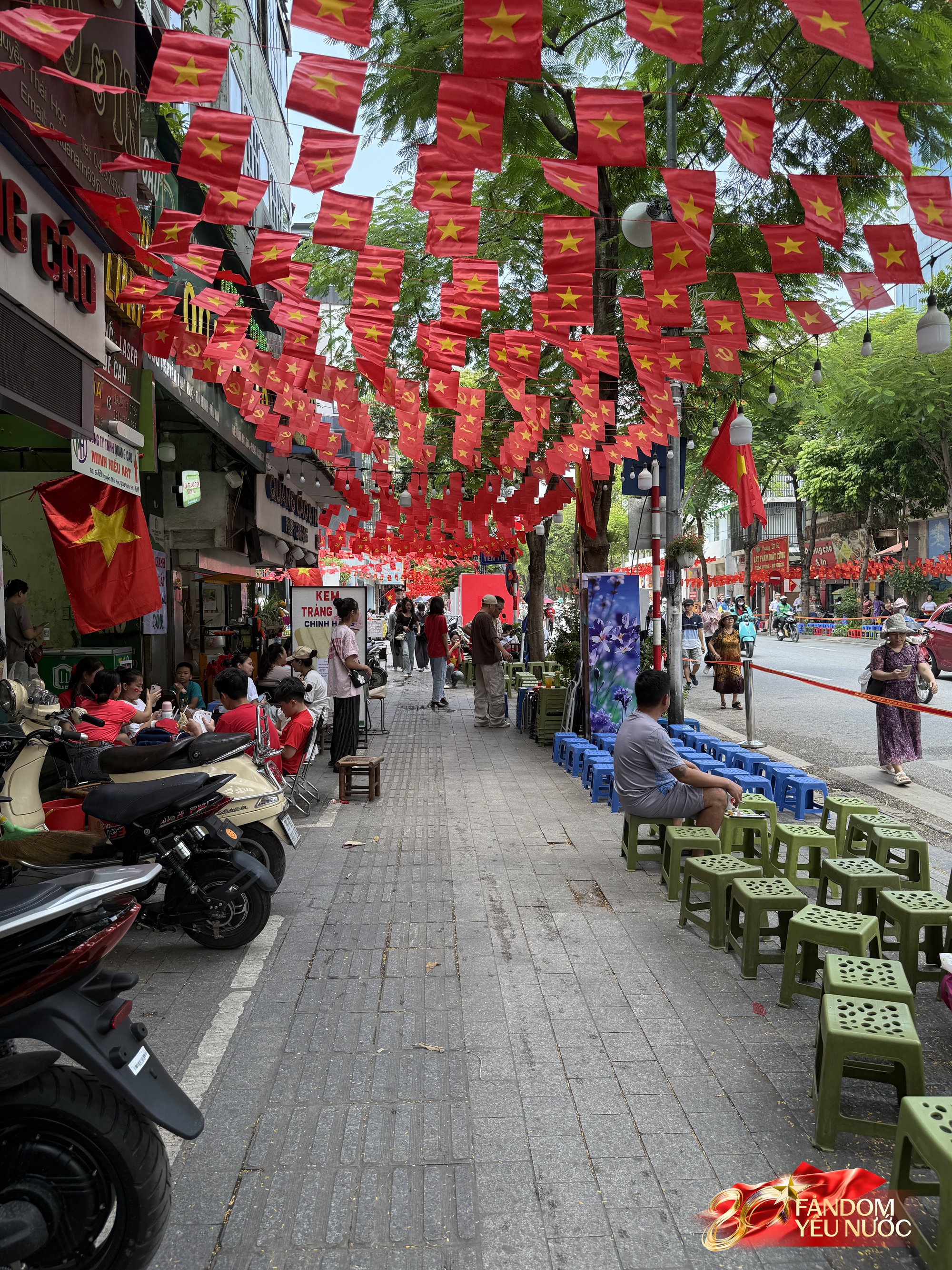 Nhiều hàng quán cho thuê ghế xem diễu binh: 20k-30k/ghế view 