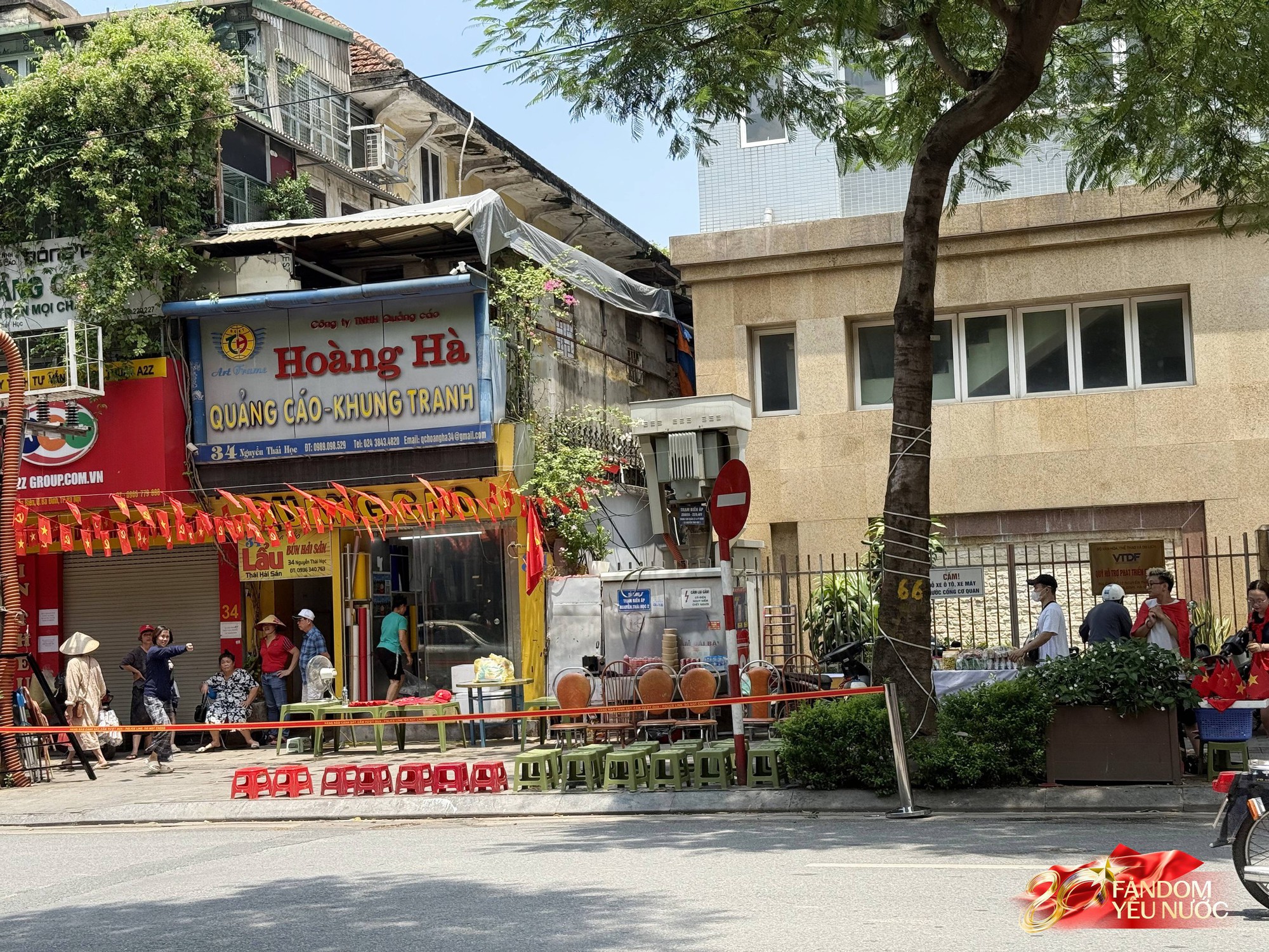 Nhiều hàng quán cho thuê ghế xem diễu binh: 20k-30k/ghế view 