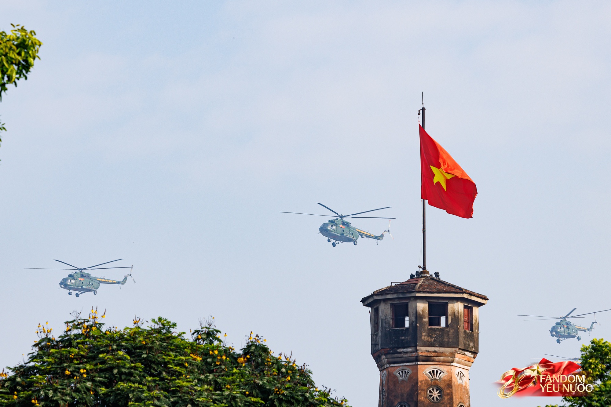 Hà Nội nắng gắt, "khối yêu nước" vẫn kiên trì bám trụ chỗ đẹp chờ xem tổng hợp luyện tối nay- Ảnh 29.