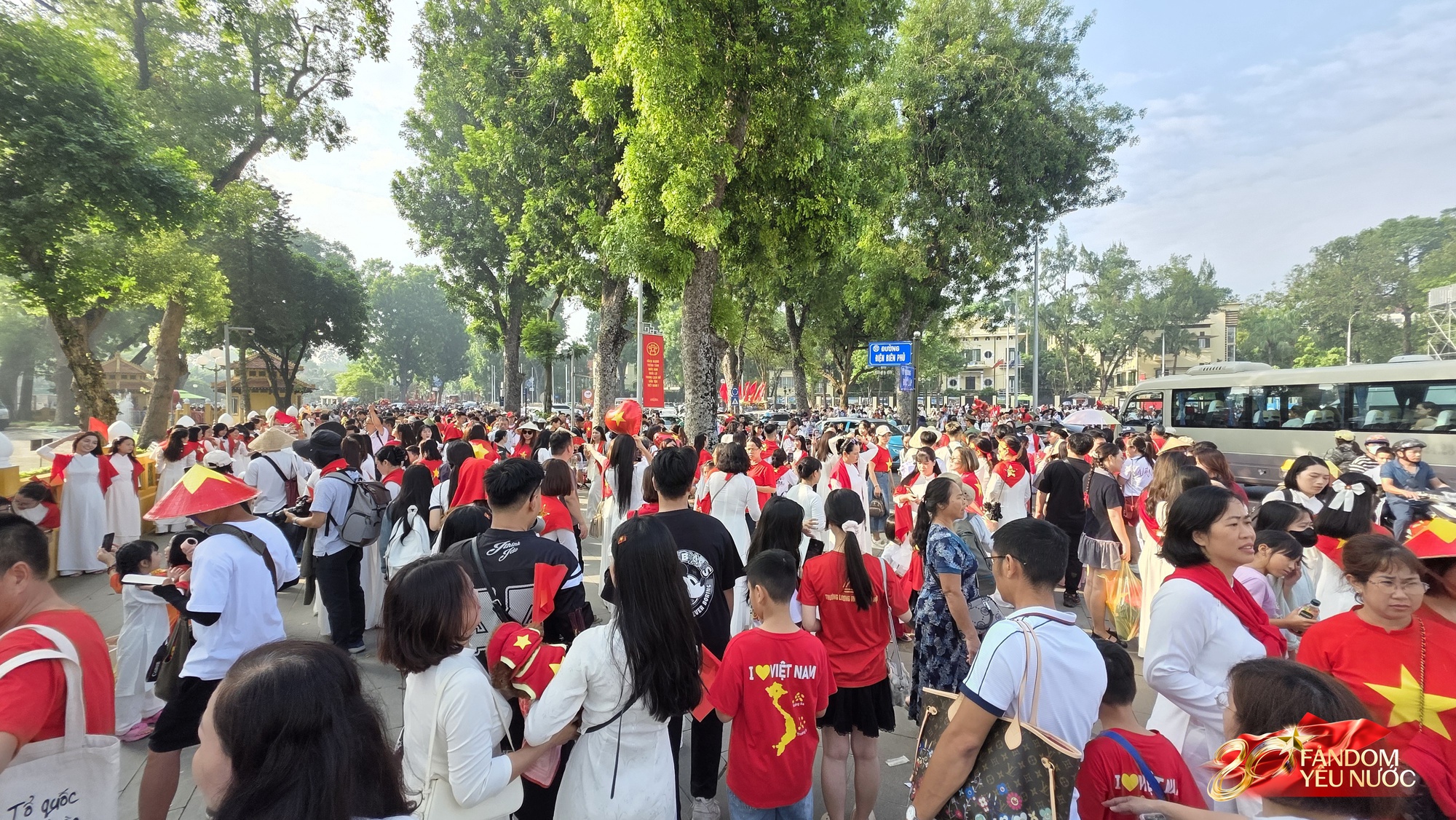 Hà Nội nắng gắt, "khối yêu nước" vẫn kiên trì bám trụ chỗ đẹp chờ xem tổng hợp luyện tối nay- Ảnh 38.