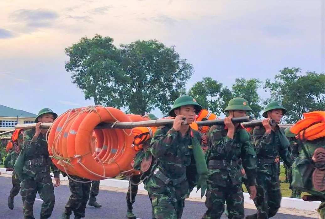 Chùm ảnh - clip: Bão số 5 cận kề, bộ đội cơ động 24/24 cứu dân và tài sản- Ảnh 2.