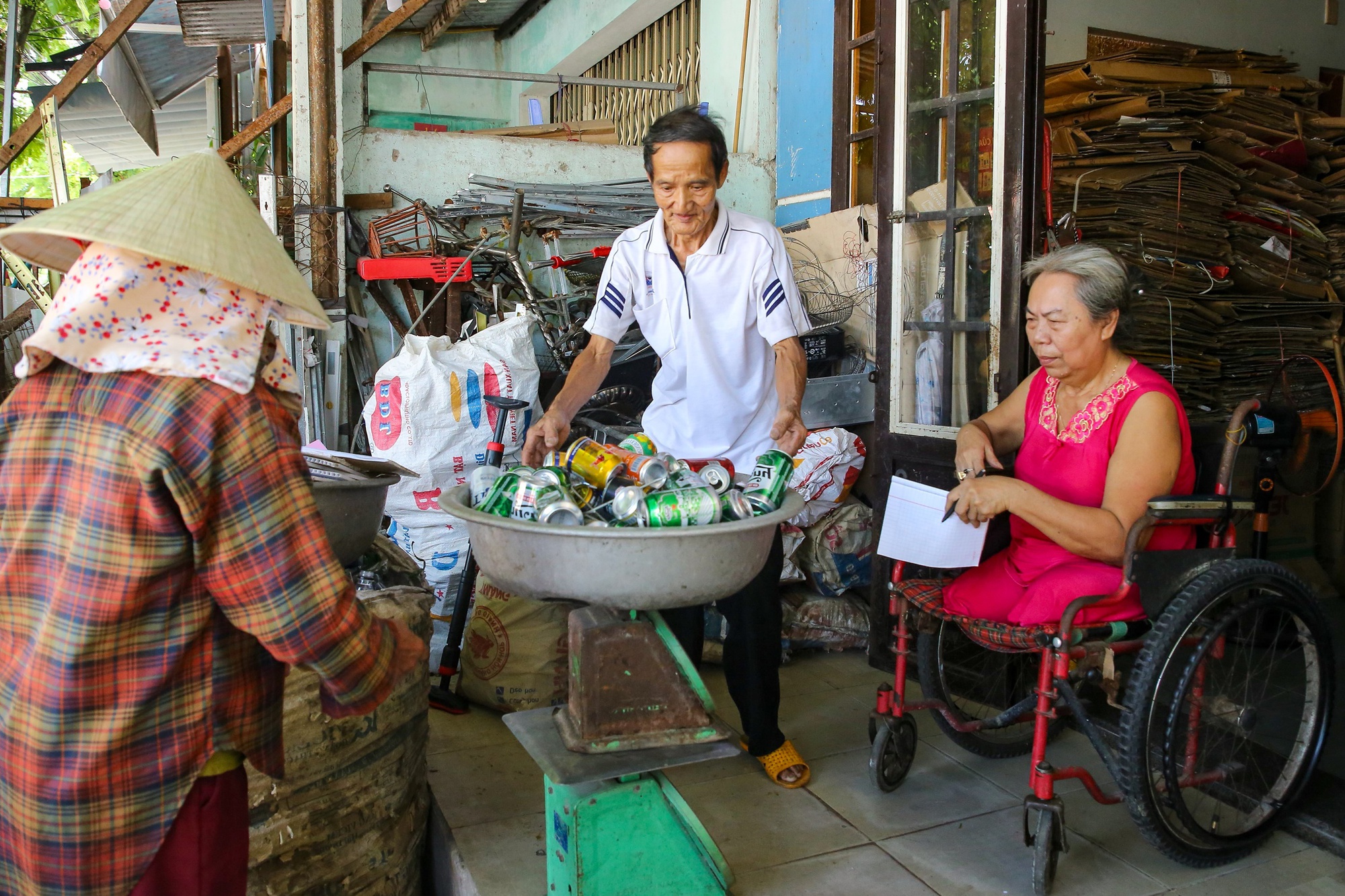Nghĩa tình người dưng “ông câm, bà cụt” và chuyện hạnh phúc không tật nguyền ngỡ trong phim- Ảnh 1.