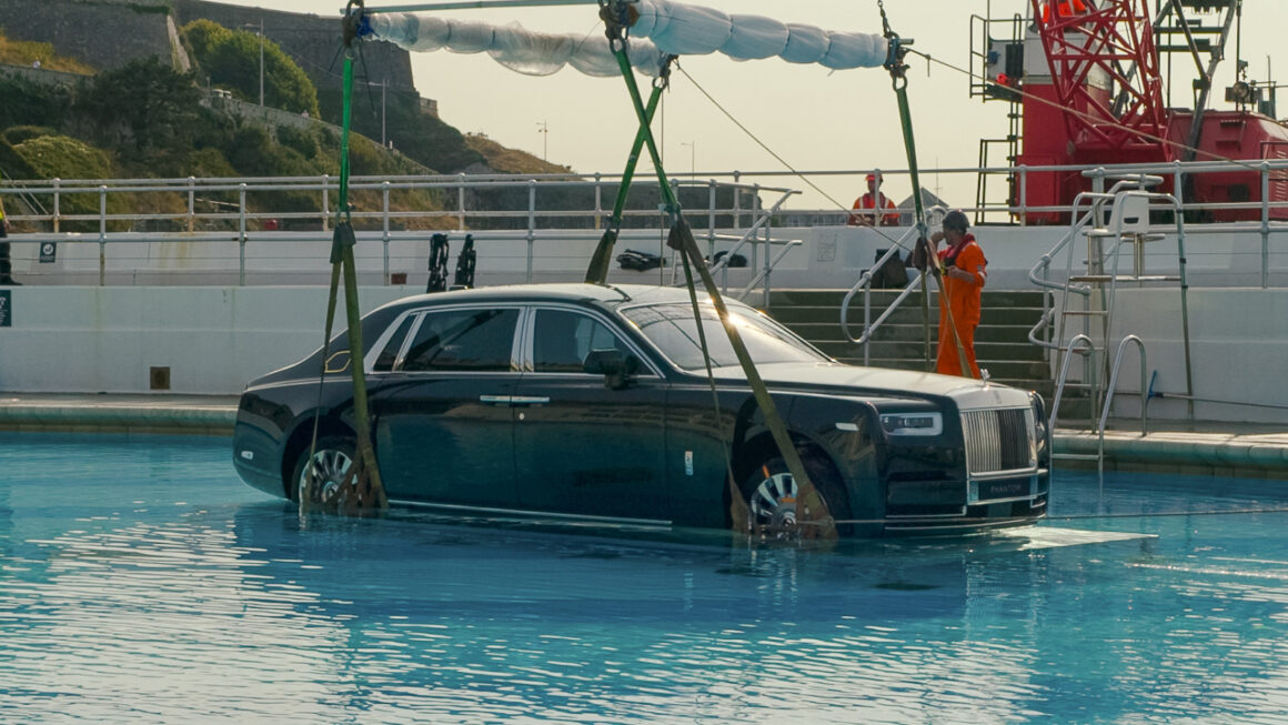 Cận cảnh nhúng nước siêu xe Rolls-Royce giá 50 tỷ đồng- Ảnh 1.