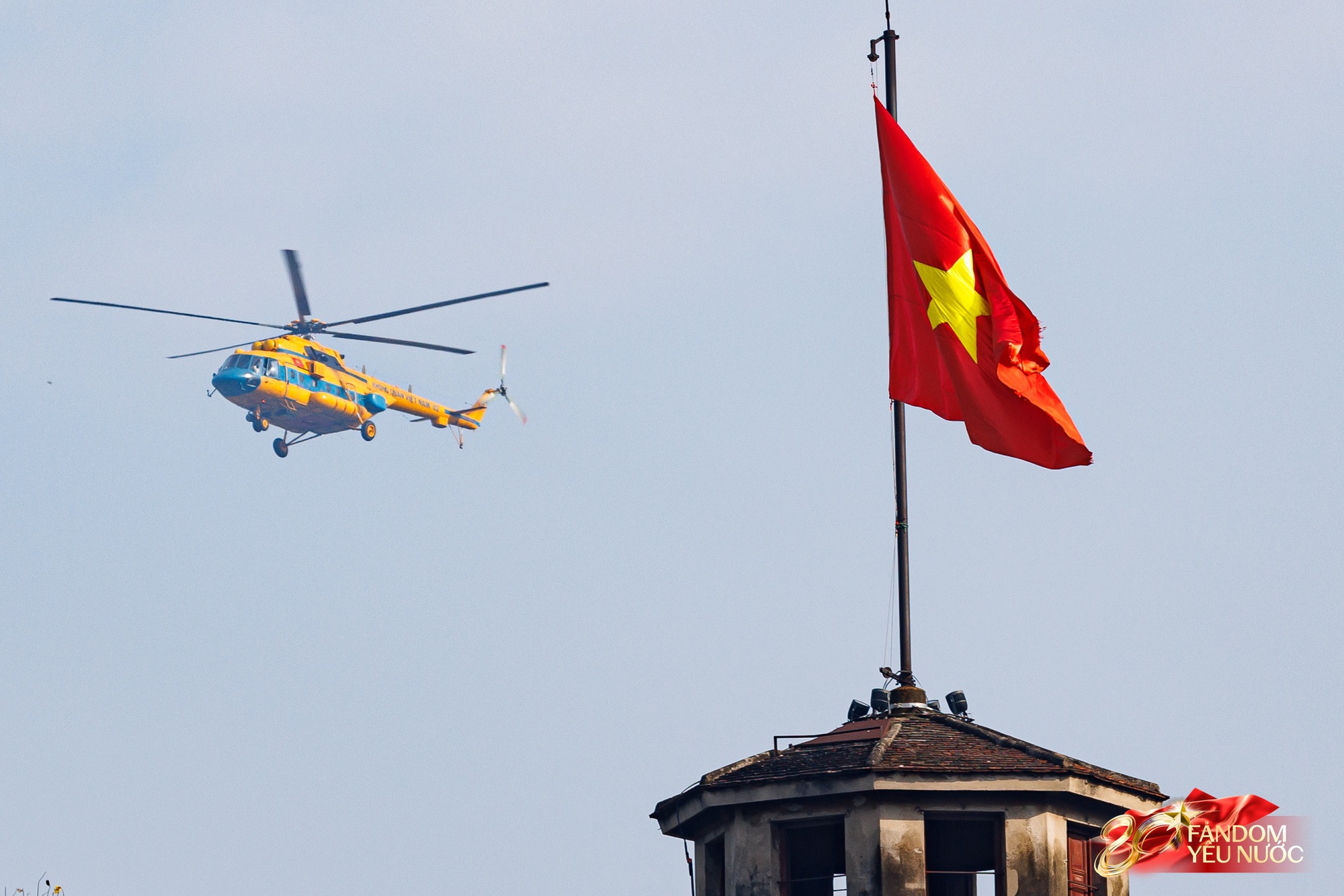 Hà Nội nắng gắt, "khối yêu nước" vẫn kiên trì bám trụ chỗ đẹp chờ xem tổng hợp luyện tối nay- Ảnh 30.